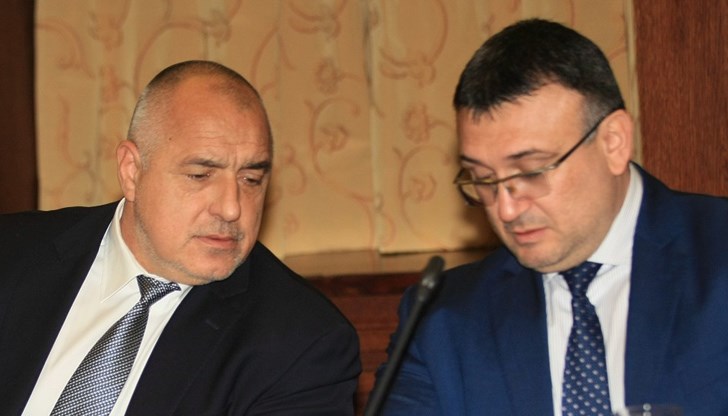 У нас политиците са обсебили тотално институциите и ги ползват за свои групови и лични нужди