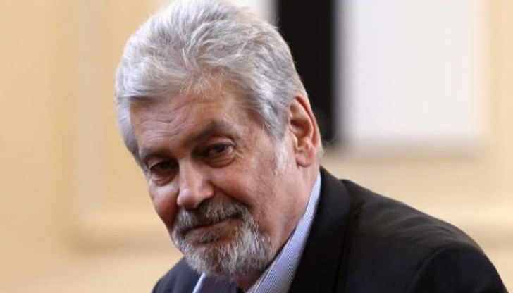 Поставена му е изкуствена тазобедрена става