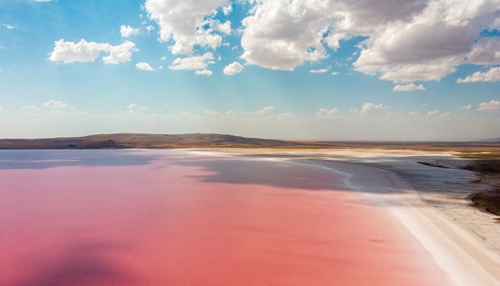 Езерото Туз се превърна във впечатляваща гледка за туристите