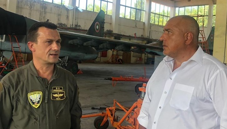 Премиерът инспектира състоянието на самолетите Су-25