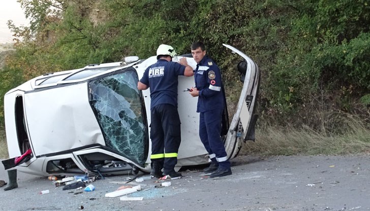 При удара колата се е преобърнала