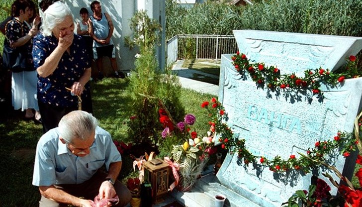 Хиляди поклонници от страната и чужбина на гроба на баба Ванга