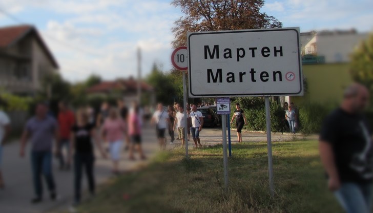 Той им обяснил, че се провежда полицейска акция по залавяне на телефонни измамници и е необходимо да им съдействат Той им обяснил, че се провежда полицейска акция по залавяне на телефонни измамници и е необходимо да им съдействат