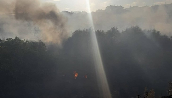 Пламъците още бушуват