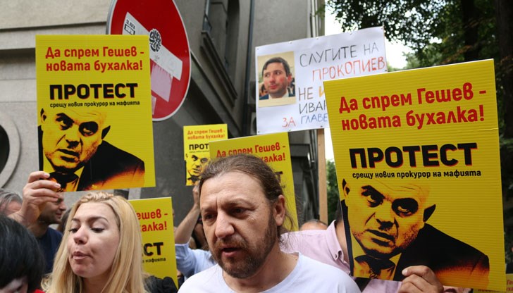 Зрелище, екшън и "На колене!" Зрелище, екшън и "На колене!"