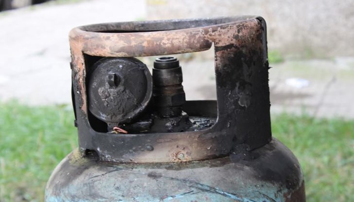 Инцидент с газова бутилка на тераса, която е изпуснала газ от вентила и се е запалила Инцидент с газова бутилка на тераса, която е изпуснала газ от вентила и се е запалила