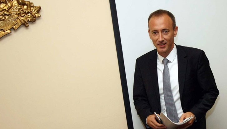 Те вече отговарят на духа на новата учебна програма, има ясно изразено отношение към комунистическия режим, заяви просветният министър