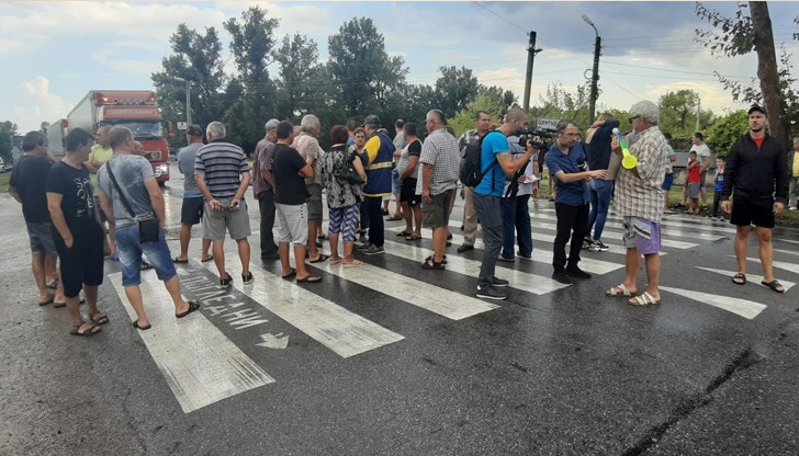 Хората скандират „Оставка” и „Убийци”