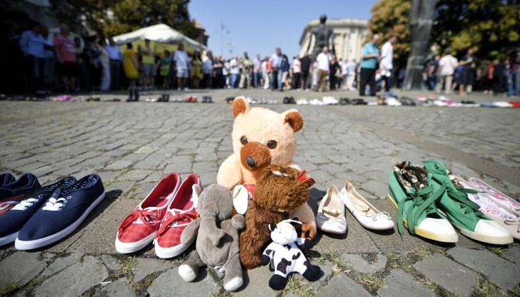 Румънци наредиха обувките пред сградата на МВР