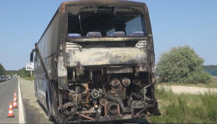 Пожарът е възникнал в двигателя на превозното средство /Снимката е илюстративна/