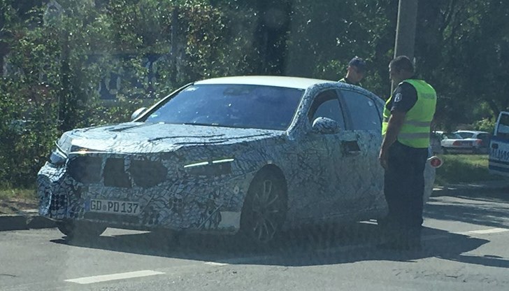 На пътният полицай в Горубляне едва ли му се вярва, че е сред първите "простосмъртни", видели прототипа на лимузината от новото поколение "Мерцедес" S класа