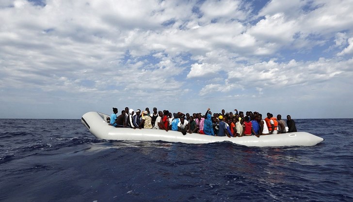 Предвидена е глоба за частни плавателни средства, които се занимават със спасяване на хора и нарушават заповедта за навлизане в териториалните води