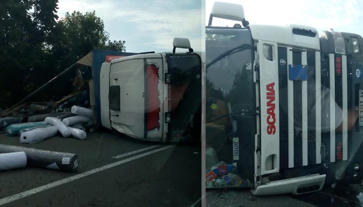 Движението се осъществява в една лента