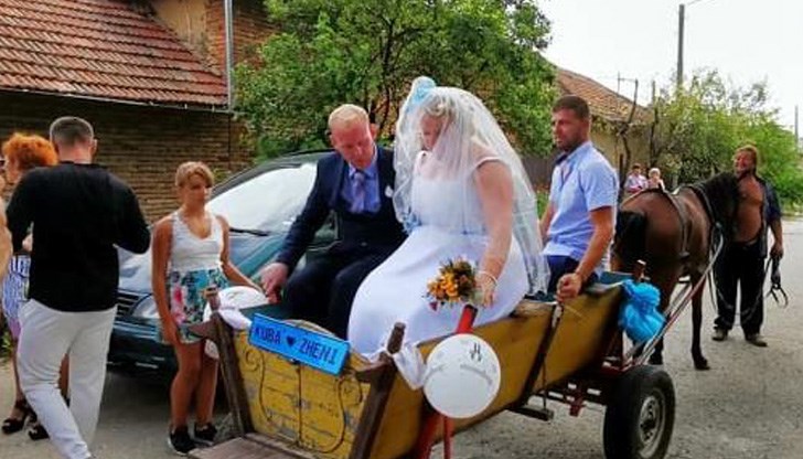 Сватбата на двамата млади съживи селото