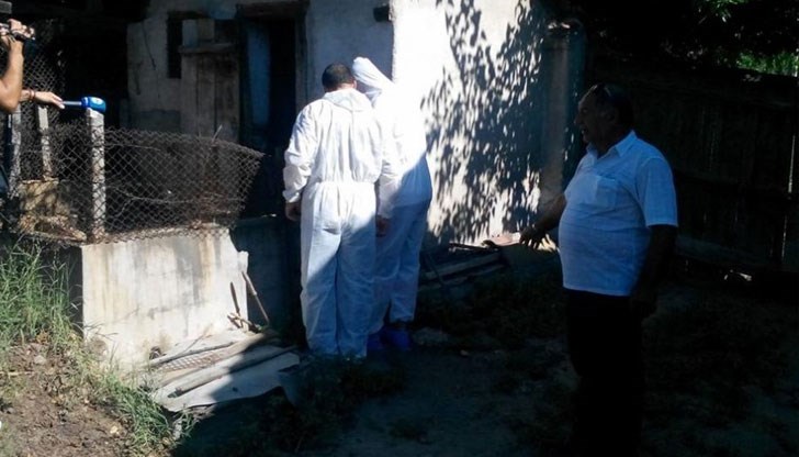 Акцията на властите се провежда под полицейска охрана