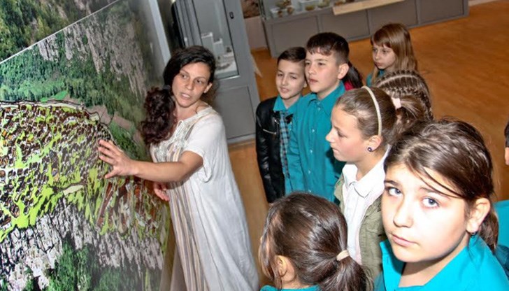 Това ще стане с помощта на създадени за целта дрехи и детски сетове оръжия