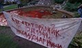 Скулптор боядиса фонтан в кървавочервено по случай 9 септември