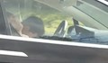 Шофьор спи зад волана, докато се движи с близо 100 км/ч
