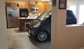Мъж паркира автомобила си в кухнята, за да го спаси от урагана "Дориан"