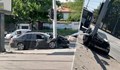 БМВ се вряза в уличен стълб в Пловдив