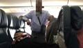 Мъж стои прав 6 часа в самолет, за да може жена му да легне на седалките