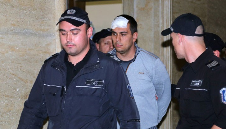 В момента обвиненият в двойно убийство е в следствения арест, след като лежа в затворническа психиатрия В момента обвиненият в двойно убийство е в следствения арест, след като лежа в затворническа психиатрия