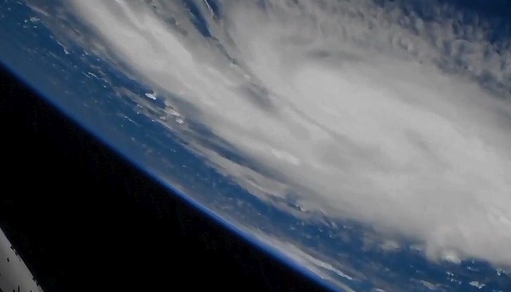 Вятърът вече стига 300 км/час