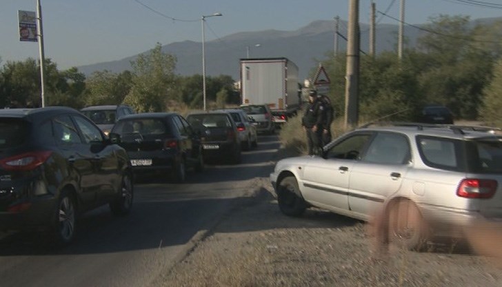 Представители на реда претърсват определени адреси и автомобили Представители на реда претърсват определени адреси и автомобили