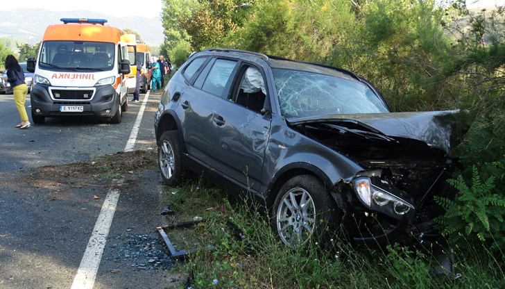 На място са изпратени линейки и полиция
