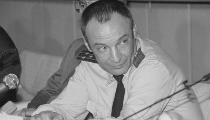 Извършил е три излизания в открития космос с обща продължителност 12 часа и 43 минути Извършил е три излизания в открития космос с обща продължителност 12 часа и 43 минути