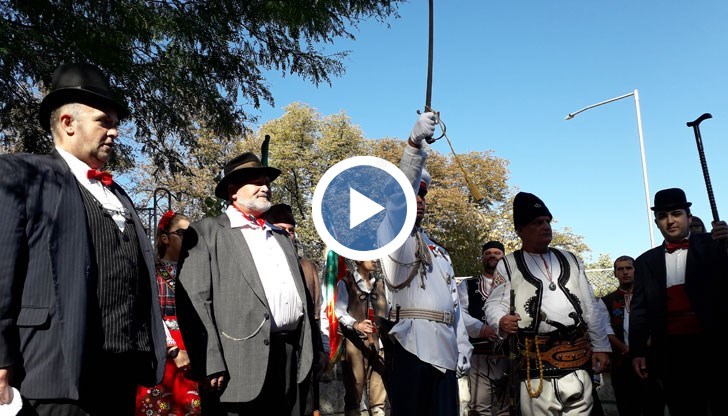 С радостни възгласи и викове „Ура" шуменци приеха новината за отхвърлените васални връзки на страната с Османската империя и България става независима държава начело с цар Фердинанд