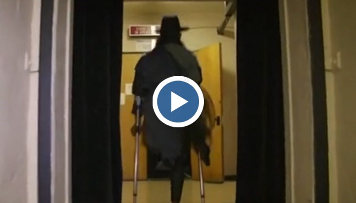 Танцьор с ампутиран крак вдъхновява хората с увреждания