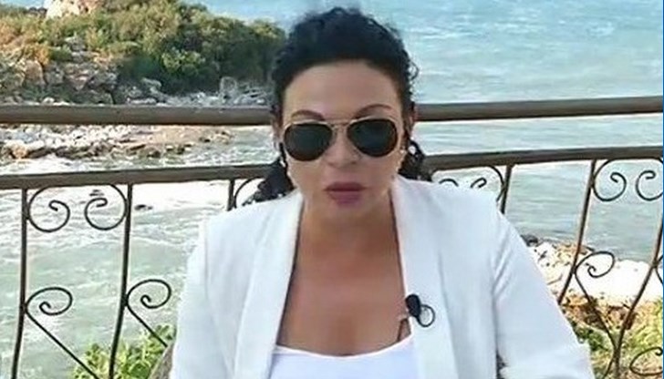 Свидетелите се чудят как “тежко болната” Евгения Банева намира сили за плажни удоволствия