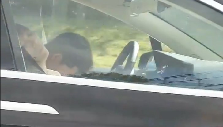 Във видеото се вижда как шофьорът и неговият спътник си поспиват в движение