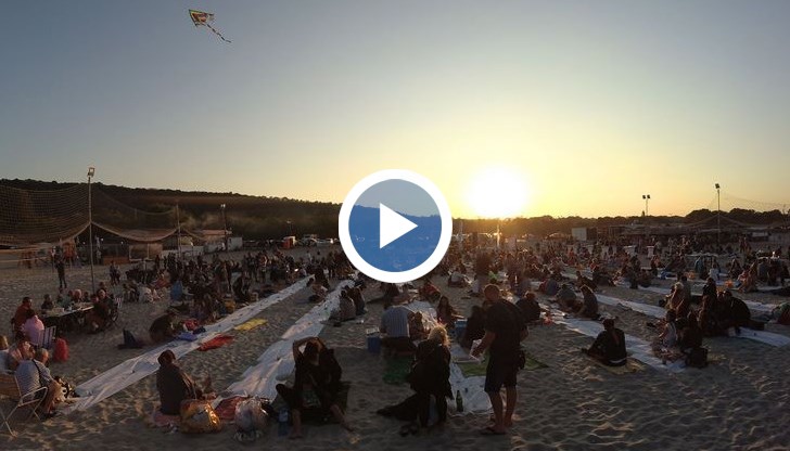 Стотици варненци се събраха снощи на пясъка край морето в район “Аспарухово”