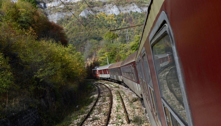 Пътуването с влак на БДЖ е екстремно преживяване, което крие рискове за живота и здравето на хората, които са решили да се възползват от т. нар. "услуга"