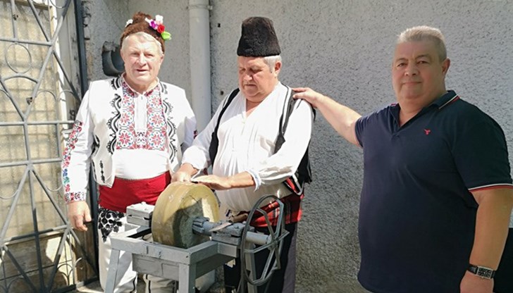 По идея на организаторите всички участници бяха облечени в автентични народни носии