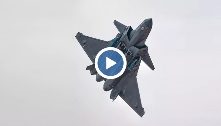 От кадрите се вижда, че на представянето са били поканени ветерани от армията над 85 години, както и младежи, посетили базата на ВВС