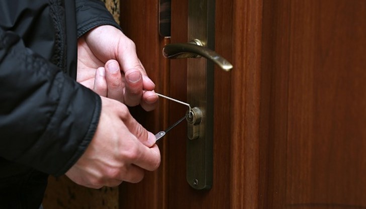 Апашите отмъкнали бижута и хранителни продукти