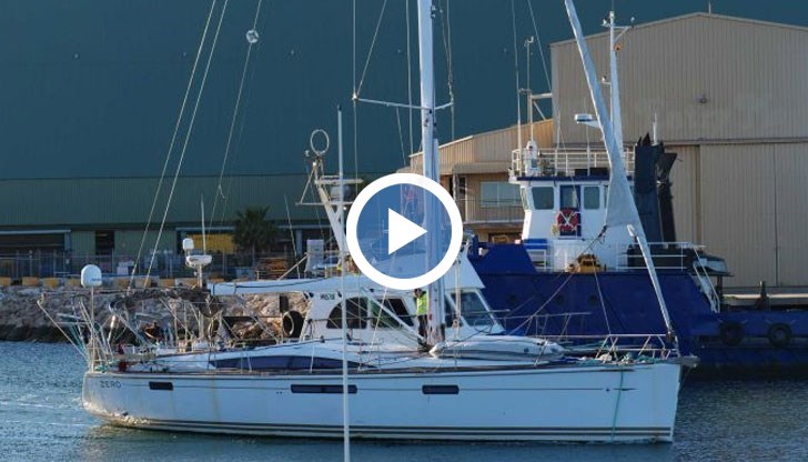 15-метровата яхта се ударила в риф и заседнала в островите Аброльос