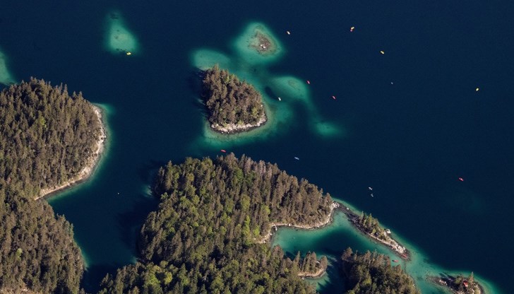 Смъртоносни зелени водорасли се натрупват в заливи на северозападното крайбрежие на Бретан Смъртоносни зелени водорасли се натрупват в заливи на северозападното крайбрежие на Бретан