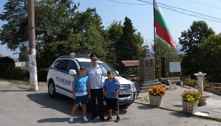 Две деца направиха обход с патрулка в курортния град