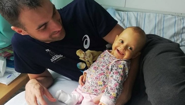 Детето се чувства много добре, усмихва се постоянно и е започнало да се храни