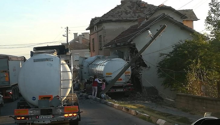 Шофьорът на товарния автомобил се забил в стената на къща, при което почти я разтушил