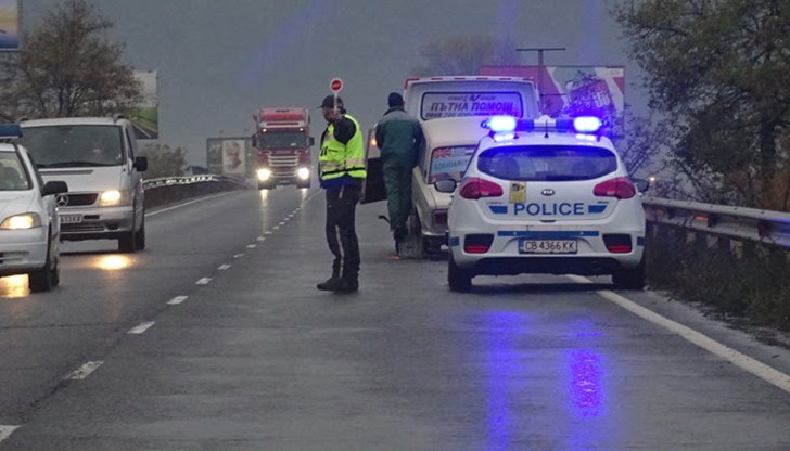 Автомобил "Мерцедес" е бил ударен отзад от движещият се след него лек автомобил "Шкода"