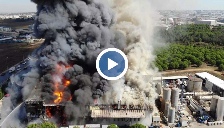 Огромни стълбове дим се издигат на завода, огънят не може да бъде овладян