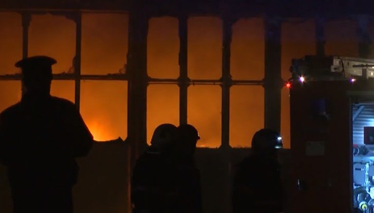 Гори взривния цех на завода, евакуират работниците