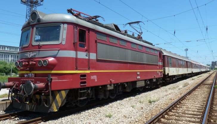 Промените са свързани с необходимостта от осигуряване на достатъчен брой локомотиви за обслужване на влаковете поради съществуващия в момента постоянен недостиг на тягов подвижен състав