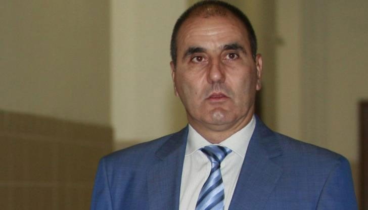 Блести като застояло блато на лунна светлина