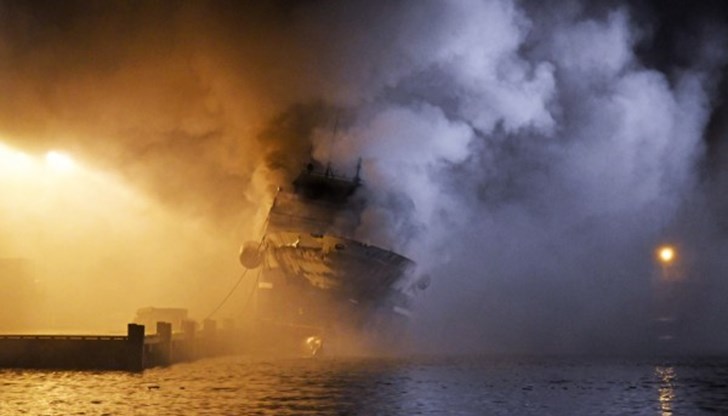 Руският кораб "Бухта Наездник" от Мурманския риболовен флот се преобърна и потъна в норвежкото пристанище Тромсьо след 22-часов пожар